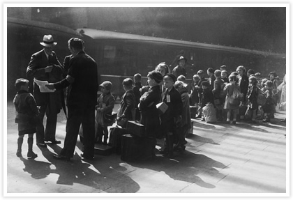 疎開のため鉄道駅で列車を待つ子供たちの行列。